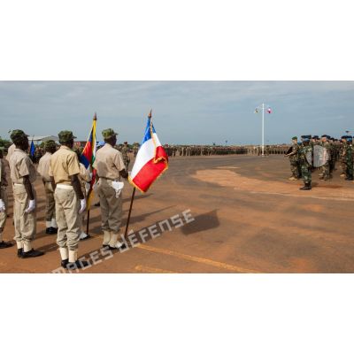 Un peloton d'anciens combattants centrafricains assiste à la cérémonie des couleurs sur l'aérodrome M'Poko de Bangui, lors du rassemblement des troupes composant le PCIAT (poste de commandement interarmées de théâtre) dans le cadre de la commémoration du 8 mai 1945.