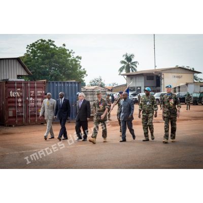 Arrivée des autorités civiles et militaires lors du rassemblement des troupes composant le PCIAT (poste de commandement interarmées de théâtre) dans le cadre de la commémoration du 8 mai 1945 sur l'aérodrome M'Poko de Bangui.