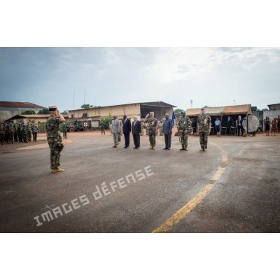 Le colonel Walter Lalubin du CFMT (conseil de la fonction militaire Terre) salue le général de brigade Pierre Gillet, commandant la force Sangaris, en clôture de la commémoration du 8 mai 1945 sur l'aérodrome M'Poko de Bangui.