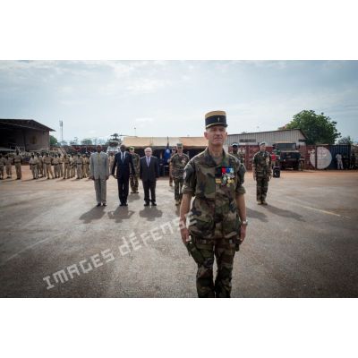 Le colonel Walter Lalubin du CFMT (conseil de la fonction militaire Terre) au garde-à-vous, lors du rassemblement des troupes composant le PCIAT (poste de commandement interarmées de théâtre) dans le cadre de la commémoration du 8 mai 1945 sur l'aérodrome M'Poko de Bangui.