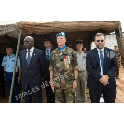 Le général de brigade Frédéric Hingray, chef d'état-major de la MINUSCA (mission multidimensionnelle intégrée des Nations Unies pour la stabilisation en Centrafrique), assiste au discours du général de brigade Pierre Gillet, commandant la force Sangaris, lors du rassemblement des troupes composant le PCIAT (poste de commandement interarmées de théâtre) dans le cadre de la commémoration du 8 mai 1945 sur l'aérodrome M'Poko de Bangui.