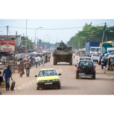 Montés à bord d'un VBCI, les tirailleurs du 1er RT du GTIA (groupement tactique interarmes) Vercors patrouillent autour du 6e arrondissement de Bangui et du PK 9 (point kilométrique).