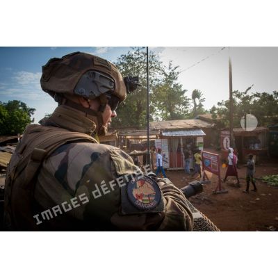 Monté à bord d'un VBCI, un tirailleur du 1er RT du GTIA (groupement tactique interarmes) Vercors effectue une patrouille dans les rues du quartier de La Fatima du 6e arrondissement de Bangui.
