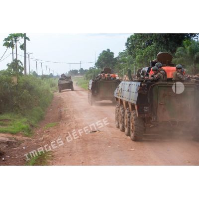 Montés à bord de trois VBCI, les tirailleurs du 1er RT du GTIA (groupement tactique interarmes) Vercors patrouillent autour du 6e arrondissement de Bangui et du PK 9 (point kilométrique).
