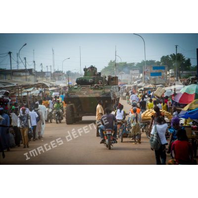 Montés à bord d'un VBCI, les tirailleurs du 1er RT du GTIA (groupement tactique interarmes) Vercors patrouillent autour du 6e arrondissement de Bangui et du PK 9 (point kilométrique).