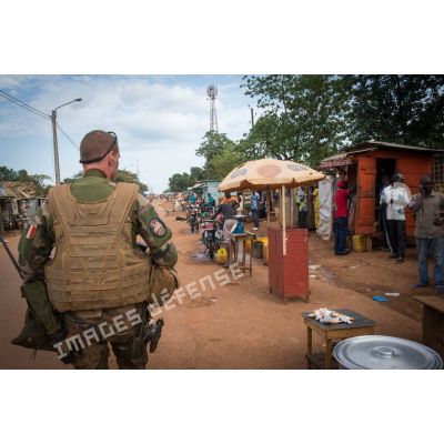 Un tirailleur du 1er RT du GTIA (groupement tactique interarmes) Vercors effectue une patrouille dans les rues du quartier de La Fatima du 6e arrondissement de Bangui.