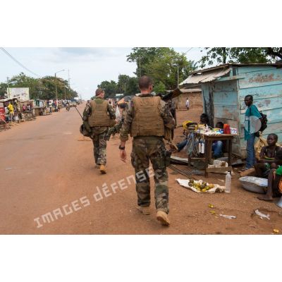 Les tirailleurs du 1er RT du GTIA (groupement tactique interarmes) Vercors effectuent une patrouille dans les rues du quartier de La Fatima du 6e arrondissement de Bangui.
