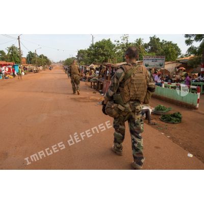 Les tirailleurs du 1er RT du GTIA (groupement tactique interarmes) Vercors effectuent une patrouille dans les rues du quartier de La Fatima du 6e arrondissement de Bangui.