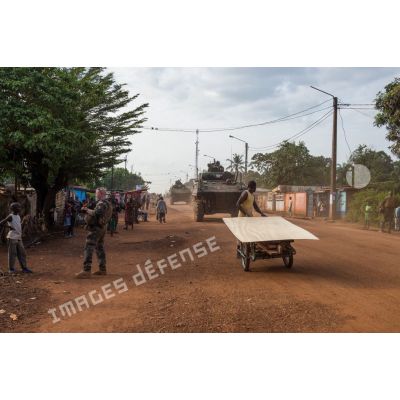 À pied ou à bord de VBCI, les tirailleurs du 1er RT du GTIA (groupement tactique interarmes) Vercors patrouillent autour du quartier de La Fatima du 6e arrondissement de Bangui.