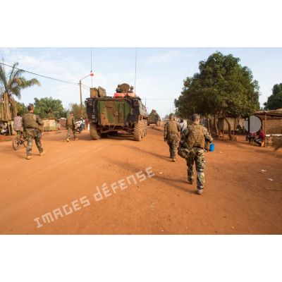 À pied ou à bord de VBCI, les tirailleurs du 1er RT du GTIA (groupement tactique interarmes) Vercors patrouillent autour du quartier de La Fatima du 6e arrondissement de Bangui.