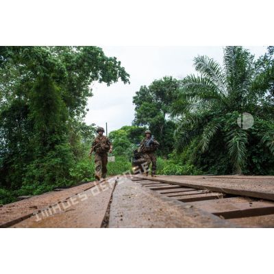 Les chasseurs alpins de la compagnie bleue du 7e BCA du GTIA (groupement tactique interarmes) Vercors vérifient la sécurité d'un pont pour permettre le passage d'un VAB, lors d'une patrouille autour du 7e arrondissement de Bangui.