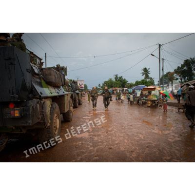 Le colonel Lionel Catar, chef de corps du 7e BCA et commandant le GTIA (groupement tactique interarmes) Vercors, accompagne ses troupes lors d'une patrouille dans les rues du 7e arrondissement de Bangui.