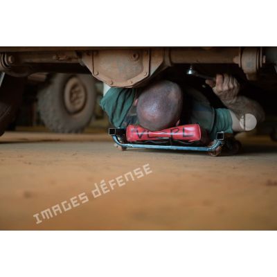 Un mécanicien effectue une réparation sur un véhicule, à l'atelier de réparation mécanique du train de combat du camp de M'Poko de Bangui.