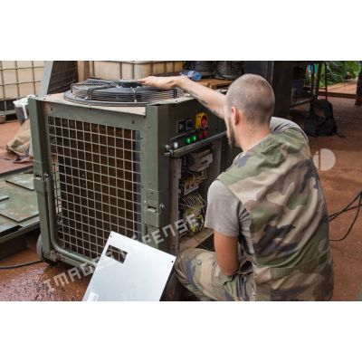 Au camp M'Poko de Bangui, un élément du RSC (régiment de soutien du combattant) répare un climatiseur défectueux.