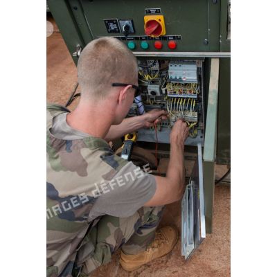 Au camp M'Poko de Bangui, un élément du RSC (régiment de soutien du combattant) répare un climatiseur défectueux.