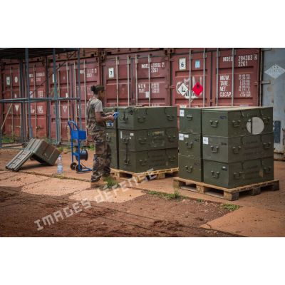 Au camp M'Poko de Bangui, un élément du RSC (régiment de soutien du combattant) conditionne des lots d'éclairage à renvoyer en France par palettes.