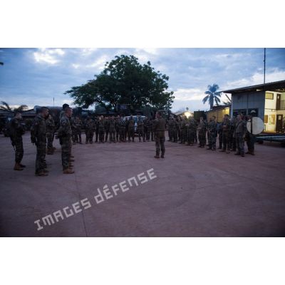 Briefing du Batlog (bataillon logistique) Taillefer sur le camp M'Poko de Bangui, avant de prendre la route pour rejoindre la BOA (base opérationnelle avancée) de N'Délé, à 648 Km au Nord-est de Bangui.