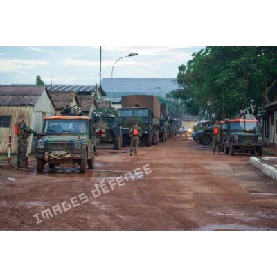Montées à bord de divers véhicules dont des Peugeot P4 et plusieurs TRM-10000, les troupes du Batlog (bataillon logistique) Taillefer quittent le camp M'Poko de Bangui pour rejoindre la BOA (base opérationnelle avancée) de N'Délé, à 648 Km au Nord-est de Bangui.