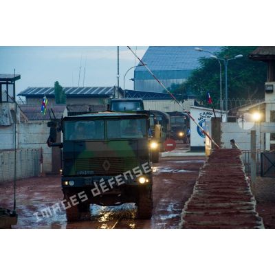 Montées à bord de divers véhicules dont un TRM-10000, les troupes du Batlog (bataillon logistique) Taillefer quittent le camp M'Poko de Bangui pour rejoindre la BOA (base opérationnelle avancée) de N'Délé, à 648 Km au Nord-est de Bangui.