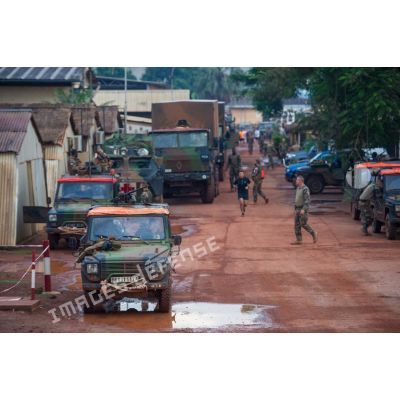 Montées à bord de divers véhicules dont des Peugeot P4 et plusieurs TRM-10000, les troupes du Batlog (bataillon logistique) Taillefer quittent le camp M'Poko de Bangui pour rejoindre la BOA (base opérationnelle avancée) de N'Délé, à 648 Km au Nord-est de Bangui.