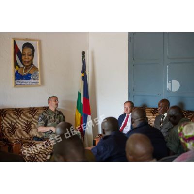 Le général de brigade Pierre Gillet, commandant la force Sangaris, assiste à une réunion à la préfecture de la Nana-Mambéré, en présence du préfet monsieur Frédéric Ouagonda, dans le cadre de sa visite au détachement des casques bleus de la MINUSCA (Mission multidimensionnelle intégrée des Nations Unies pour la stabilisation en Centrafrique) sur la BOA (base opérationnelle avancée) de Bouar.