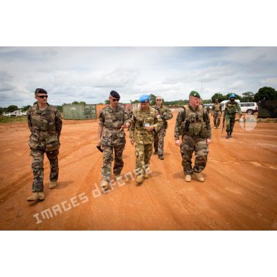 Le général de brigade Pierre Gillet, commandant la force Sangaris, converse avec un officier indonésien dans le cadre de sa visite au détachement des casques bleus de la MINUSCA (Mission multidimensionnelle intégrée des Nations Unies pour la stabilisation en Centrafrique) sur la BOA (base opérationnelle avancée) de Bouar.