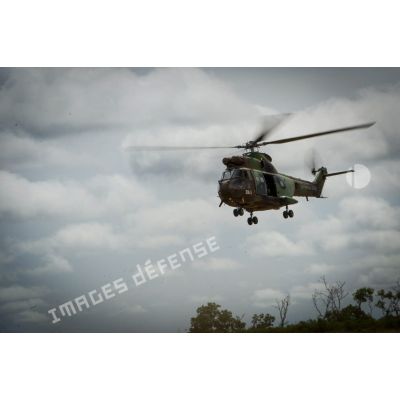 Arrivée par hélicoptère Puma SA-330 du général de brigade Pierre Gillet, commandant la force Sangaris, dans le cadre de sa visite au détachement des casques bleus de la MINUSCA (Mission multidimensionnelle intégrée des Nations Unies pour la stabilisation en Centrafrique) sur la BOA (base opérationnelle avancée) de Bouar.