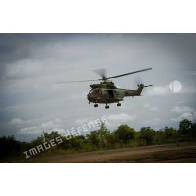 Arrivée par hélicoptère Puma SA-330 du général de brigade Pierre Gillet, commandant la force Sangaris, dans le cadre de sa visite au détachement des casques bleus de la MINUSCA (Mission multidimensionnelle intégrée des Nations Unies pour la stabilisation en Centrafrique) sur la BOA (base opérationnelle avancée) de Bouar.