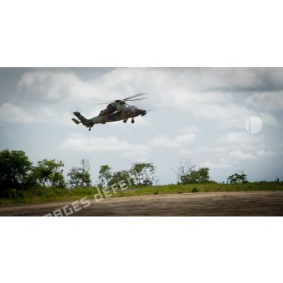 Atterrissage d'un Tigre EC-665 sécurisant l'arrivée du général de brigade Pierre Gillet, commandant la force Sangaris, dans le cadre de sa visite au détachement des casques bleus de la MINUSCA (Mission multidimensionnelle intégrée des Nations Unies pour la stabilisation en Centrafrique) sur la BOA (base opérationnelle avancée) de Bouar.