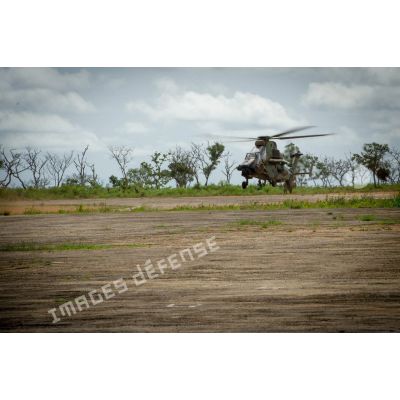 Atterrissage d'un Tigre EC-665 sécurisant l'arrivée du général de brigade Pierre Gillet, commandant la force Sangaris, dans le cadre de sa visite au détachement des casques bleus de la MINUSCA (Mission multidimensionnelle intégrée des Nations Unies pour la stabilisation en Centrafrique) sur la BOA (base opérationnelle avancée) de Bouar.