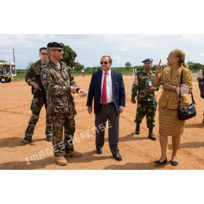 Le général de brigade Pierre Gillet, commandant la force Sangaris, s'entretient avec madame Yasmine Thiam, chef du bureau politique régional de la MINUSCA (Mission multidimensionnelle intégrée des Nations Unies pour la stabilisation en Centrafrique), dans le cadre de sa visite au détachement des casques bleus sur la BOA (base opérationnelle avancée) de Bouar.