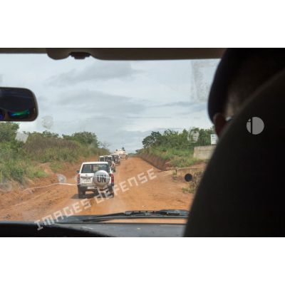Une colonne de véhicules de l'ONU, dont des Nissan Patrol GL 4x4, évolue sur une route de campagne dans le cadre de la visite du général de brigade Pierre Gillet, commandant la force Sangaris, au détachement des casques bleus de la MINUSCA (Mission multidimensionnelle intégrée des Nations Unies pour la stabilisation en Centrafrique) sur la BOA (base opérationnelle avancée) de Bouar.