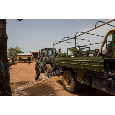 Les logisticiens du Batlog (bataillon logistique) Taillefer chargent du matériel sur un camion à l'aide d'un chariot télescopique Merlo, dans le cadre de la réduction de la BOA (base opérationnelle avancée) de N'Délé, à 658 Km au Nord-est de Bangui.