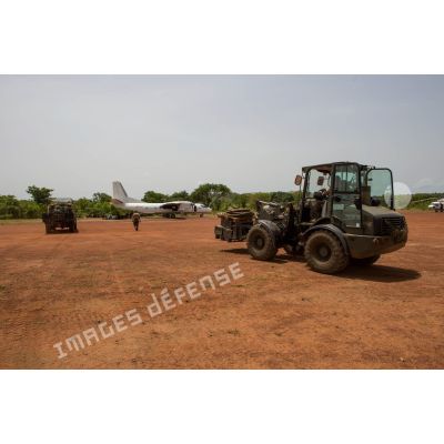 À l'aide d'un chariot télescopique Merlo, les logisticiens du Batlog (bataillon logistique) Taillefer transportent du matériel à charger dans un Antonov An-26 UR-ELF affrété par l'ONU, dans le cadre de la réduction de la BOA (base opérationnelle avancée) de N'Délé, à 658 Km au Nord-est de Bangui.