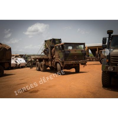 Les logisticiens du Batlog (bataillon logistique) Taillefer chargent du matériel dans la remorque d'un camion TRM-10000, dans le cadre de la réduction de la BOA (base opérationnelle avancée) de N'Délé, à 658 Km au Nord-est de Bangui.
