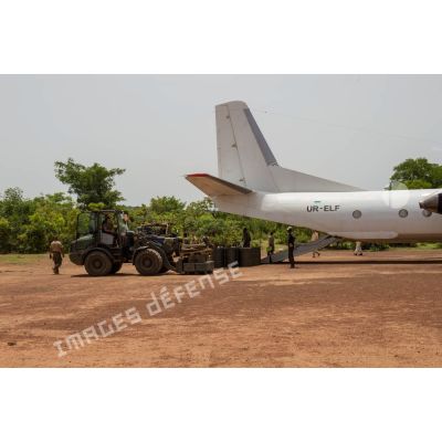 À l'aide d'un chariot télescopique Merlo, les logisticiens du Batlog (bataillon logistique) Taillefer chargent du matériel dans la soute d'un Antonov An-26 UR-ELF affrété par l'ONU, dans le cadre de la réduction de la BOA (base opérationnelle avancée) de N'Délé, à 658 Km au Nord-est de Bangui.