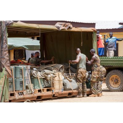 Les logisticiens du Batlog (bataillon logistique) Taillefer reconditionnent et lestent du matériel, dans le cadre de la réduction de la BOA (base opérationnelle avancée) de N'Délé, à 658 Km au Nord-est de Bangui.