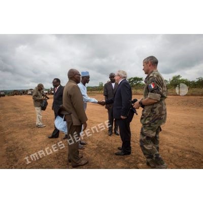 Monsieur Charles Malinas, ambassadeur de France en RCA, est accueilli par les autorités locales, lors de son arrivée avec la délégation franco-centrafricaine par hélicoptère Puma SA-330 sur la piste de l'aérodrome de Boda pour une réunion de sécurité..