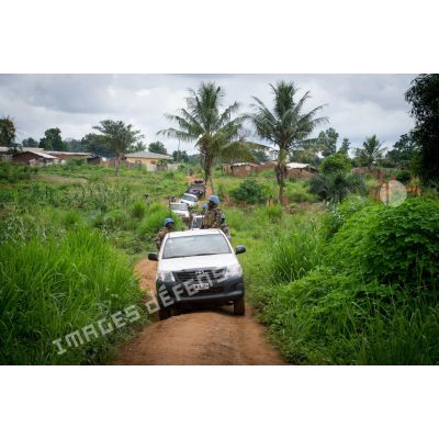 Montés à bord de Toyota 4x4, les casques bleus congolais de la MINUSCA (mission multidimensionnelle intégeée des Nation Unies pour la stabilisation en Centrafrique) escortent les membres de la délégation franco-centrafricaine vers leurs quartiers dans la ville de Boda pour une réunion de sécurité.