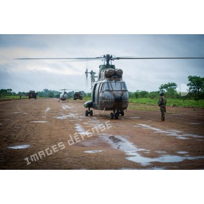 Départ de la délégation franco-centrafricaine par hélicoptère Puma SA-330 stationnant sur la piste de l'aérodrome de Boda, au terme d'une réunion de sécurité.