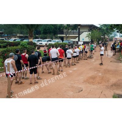Ligne d'arrivée lors d'un cross de fin de mandat au camp M'Poko de Bangui.