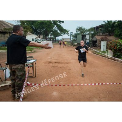 Franchissement de la ligne d'arrivée lors d'un cross de fin de mandat au camp M'Poko de Bangui.