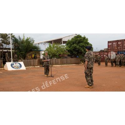 Discours du général de brigade Pierre Gillet, commandant la force Sangaris, en compagnie du lieutenant-colonel Cyrille Tachker, commandant le Batlog (bataillon logistique) Taillefer, dans le cadre d'un transfert d'autorité au camp M'Poko de Bangui.