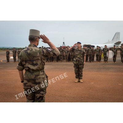 Le colonel Tristan Chartaud, commandant le Batlog (bataillon logistique) Vulcain, salue le général de brigade Pierre Gillet, commandant la force Sangaris, dans le cadre d'un transfert d'autorité au camp M'Poko de Bangui.