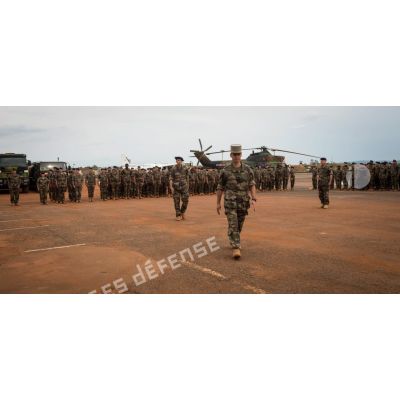 Le général de brigade Pierre Gillet, commandant la force Sangaris, accompagné du colonel Tristan Chartaud et du lieutenant-colonel Cyrille Tachker, respectivement commandants des Batlog (bataillon logistique) Vulcain et Taillefer, préside un transfert d'autorité au camp M'Poko de Bangui.