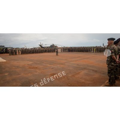 Rassemblement des troupes des Batlog (bataillon logistique) Taillefer et Vulcain, dans le cadre d'un transfert d'autorité au camp M'Poko de Bangui.