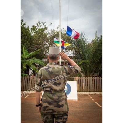Le général de brigade Pierre Gillet, commandant la force Sangaris, salue les couleurs dans le cadre d'un transfert d'autorité au camp M'Poko de Bangui.
