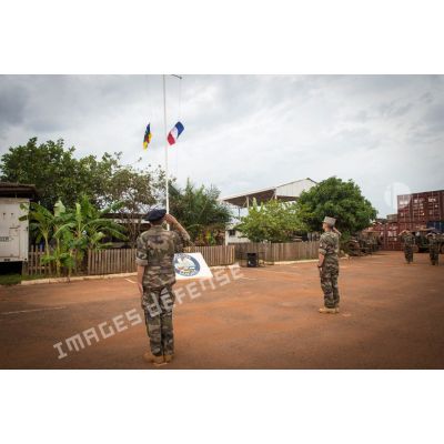 Le général de brigade Pierre Gillet, commandant la force Sangaris, et le lieutenant-colonel Cyrille Tachker, commandant la Batlog (bataillon logistique) Taillefer, saluent les couleurs dans le cadre d'un transfert d'autorité au camp M'Poko de Bangui.