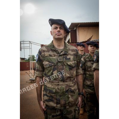 Le colonel Lionel Catar, chef de corps du 7e BCA et commandant le GTIA (groupement tactique interarmes) Vercors, assiste à une cérémonie militaire dans le cadre d'un transfert d'autorité au camp M'Poko de Bangui.