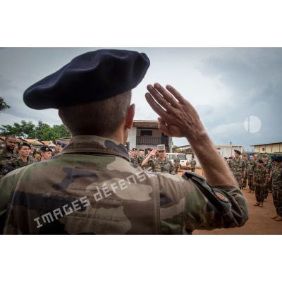 Le lieutenant-colonel Cyrille Tachker du 7e RMAT, commandant le Batlog (bataillon logistique) Taillefer, salue le général de brigade Pierre Gillet, commandant la force Sangaris, dans le cadre d'un transfert d'autorité au camp M'Poko de Bangui.